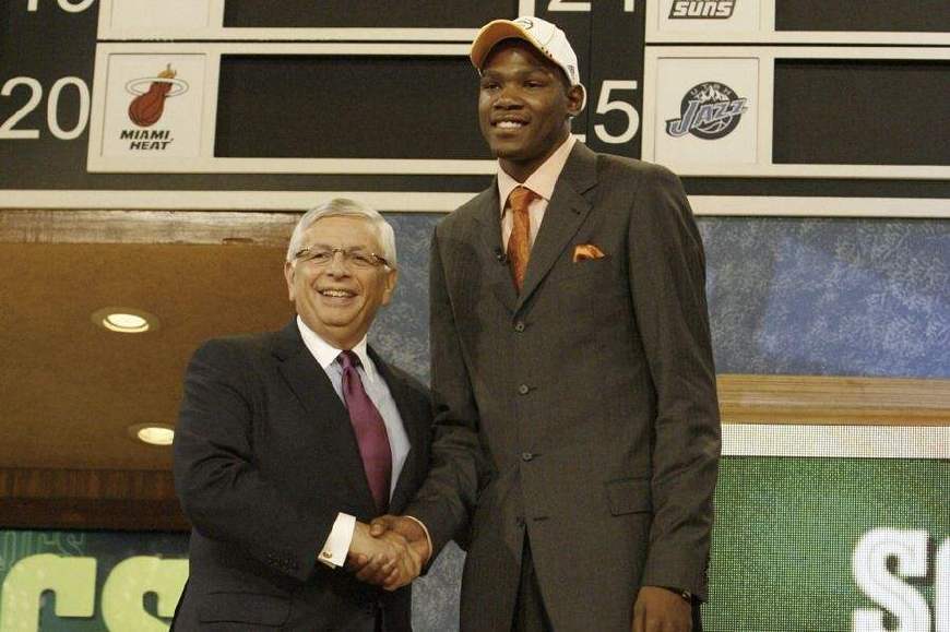 国王险胜骑士,易建联带队取胜 国王险胜骑士,易建联带队取胜